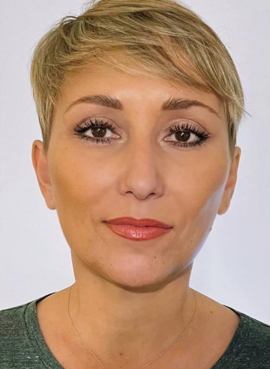 Portrait de Alexandra Bolter, tarologue stratégique, cartomancienne et numérologue, spécialisée dans les transitions de vie, accompagnant les personnes à retrouver direction,  clarté et confiance.