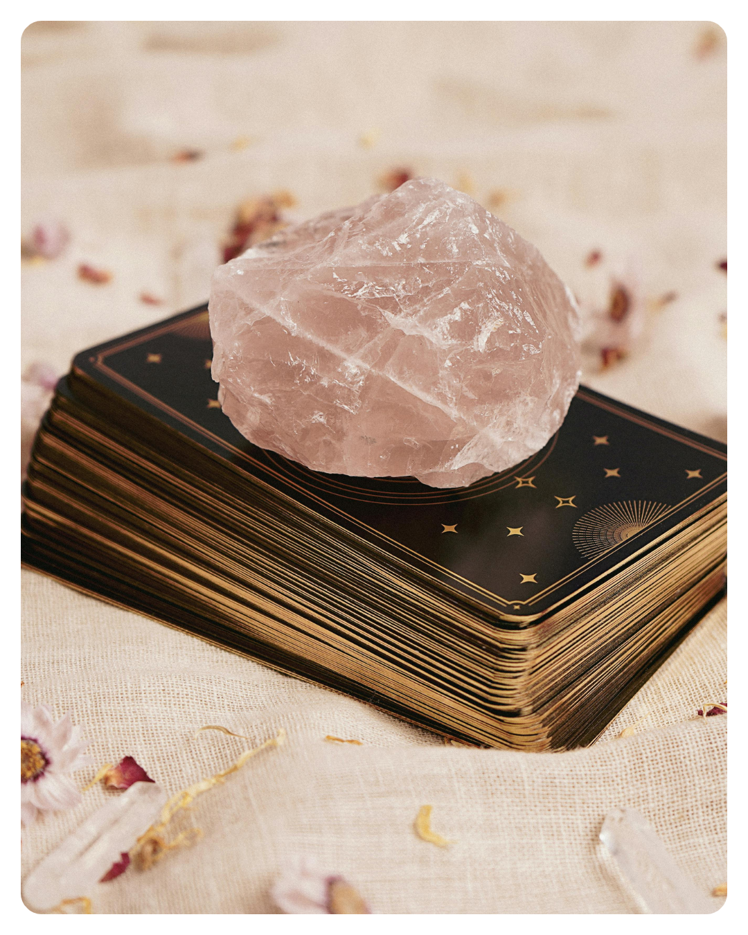 Jeu d’oracles posé sur un tissu en lin naturel, accompagné d’une pierre d’améthyste et de fleurs séchées, symbolisant l’introspection, l’inspiration et la liberté intérieure. Illustration du chemin de transformation et de l'éveil à soi grâce à la cartomancie