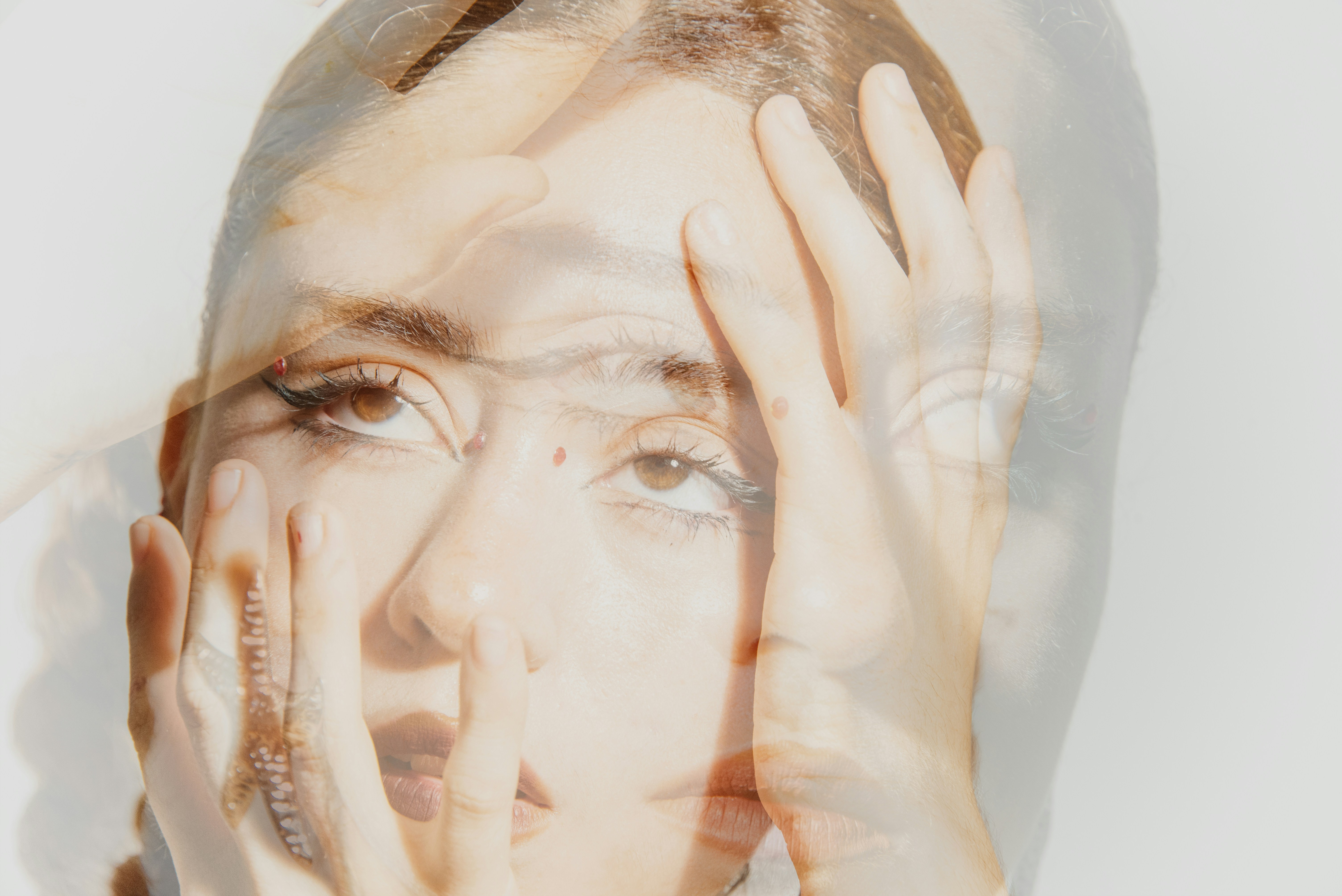 Femme se tenant la tête, symbolisant le doute, la confusion et le besoin de se recentrer pour retrouver son axe.